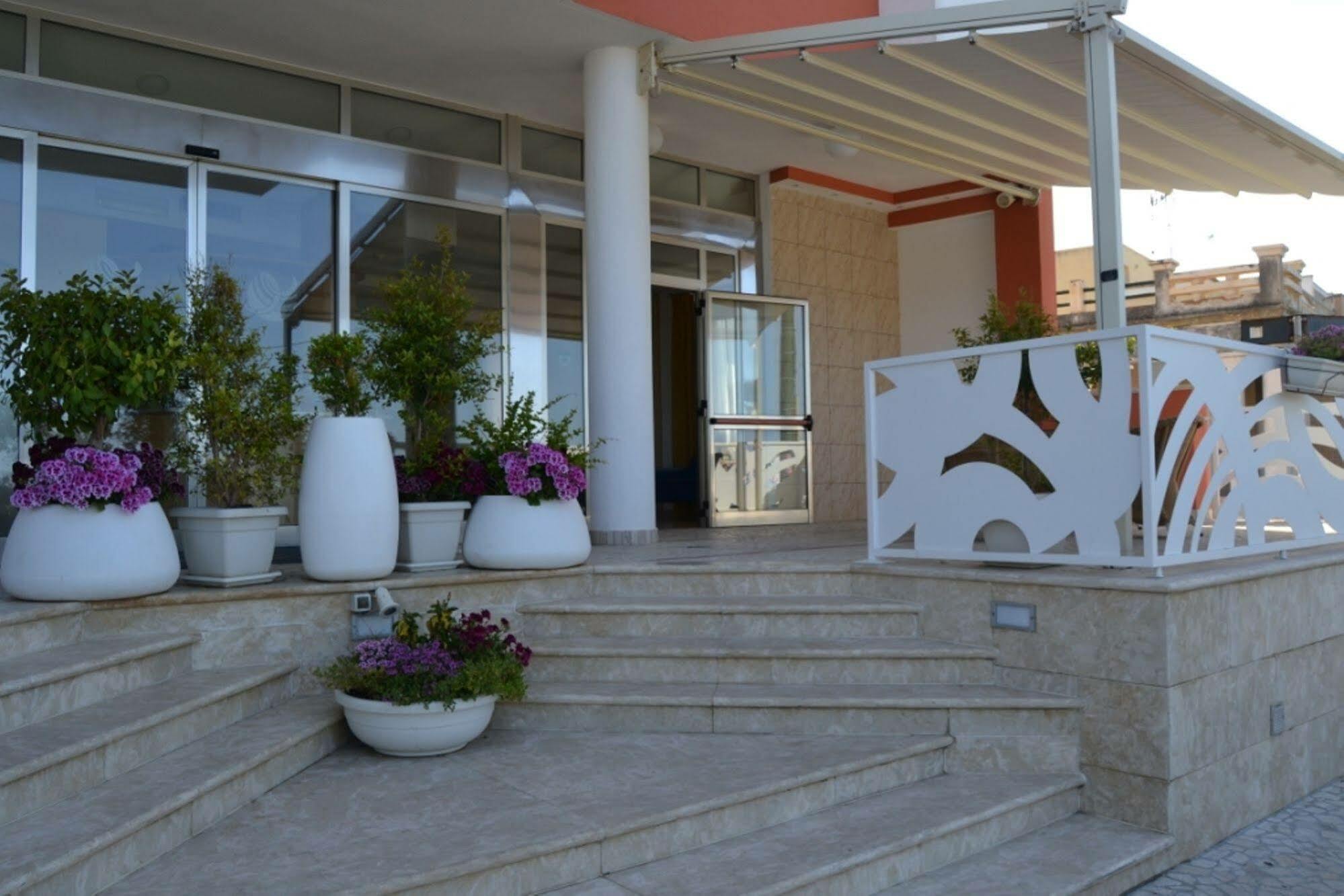 Piccadilly Rooms Restaurant And Beach Santa Maria al Bagno Exterior foto